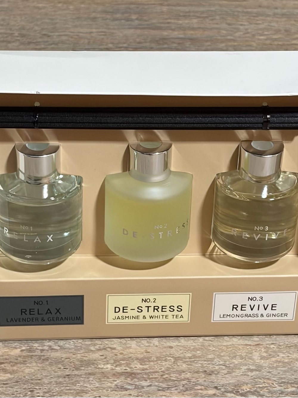 3-Scent Reed Diffuser Set with Reeds - Picture 13 of 16